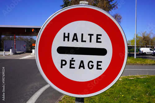 Fotografie Close-up of French Halte Péage toll road sign at highway entrance in France