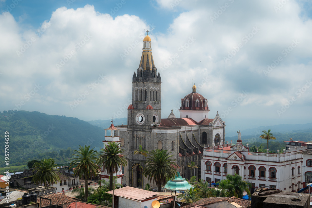 Obraz premium Cuetzalan, Puebla. View of San Francisco de Asis church and government palace on a beautiful day.