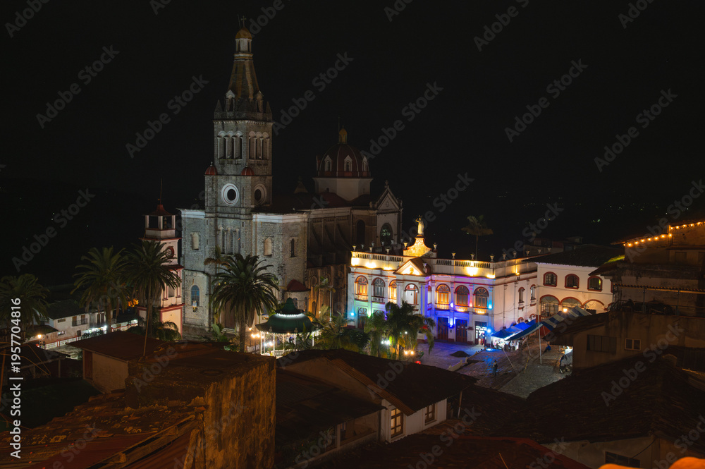 Obraz premium Cuetzalan, Puebla. View of government palace and San Francisco de Asis church