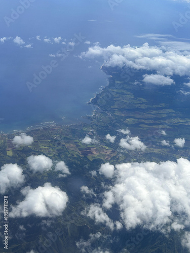 Fotografía Aerial view of Maui Hawaii coastline featuring dramatic clouds, ocean, and island landscape
