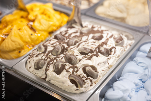 Foto Ice cream in showcase fridge at pastry shop