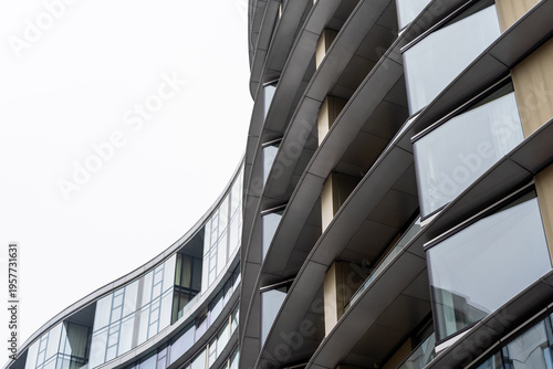 Canvas Print Curved modern building facade with reflective glass