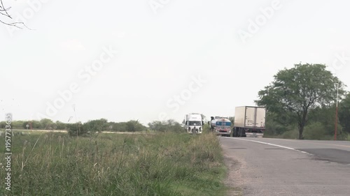 camiones en ruta viajando