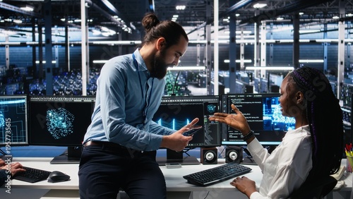Foto Manager supervising woman in data center coding with generative AI assistance