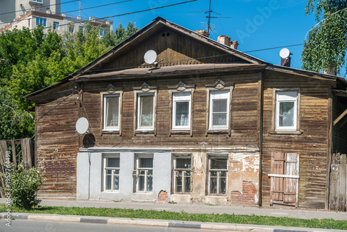 Tableau sur toile Traditional timber house in Samara, Russia.