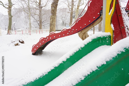 雪のふもった冬の児童公園