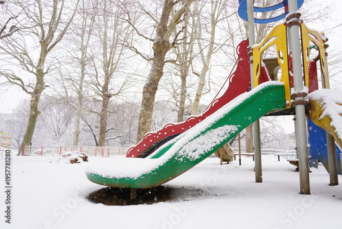 雪のふもった冬の児童公園