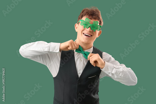Redhead waiter in clover sh...