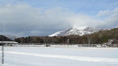 雪の伊吹山麓を走る東海道新幹線N700A（東海道新幹線 岐阜羽島 - 米原, 2026年1月）
