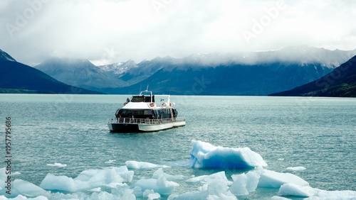 Foto A boat near Perito Moreno Glacier in Patagonia, Argentina