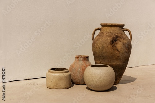Φωτογραφία Rustic clay pots on display.