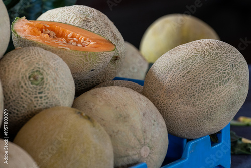 Foto Melons are a bulk supply of sweet, large, round tropical fruit