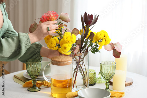 Young woman serving table w...