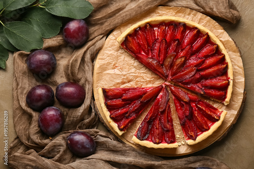 Tasty plum pie with fresh f...
