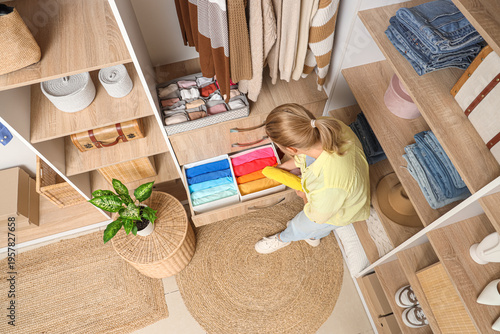 Woman organizing colorful f...