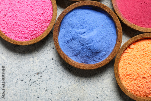 Foto Bowls of powder pigment on grunge background, closeup