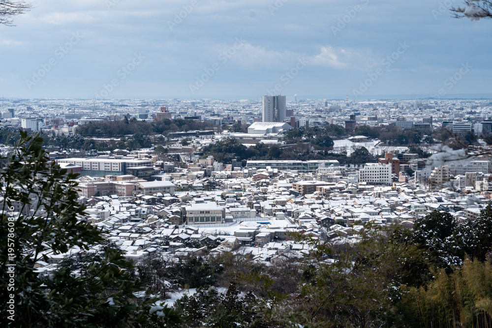Obraz premium 雪の金沢市を卯辰山展望台から
