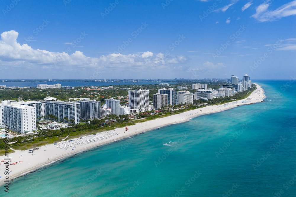 Obraz premium Miami beach with turquoise waters. Aerial view of sandy coastline and waves. Tropical Miami Beach scene with sandy beach.