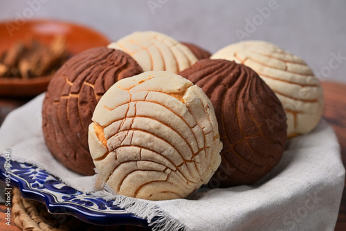 Konstfotografi Close-up of chocolate and vanilla conchas on a blue and white ceramic plate