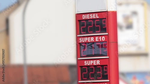 Eine Preistafel an einer Tankstelle zeigt hohe Kraftstoffpreise