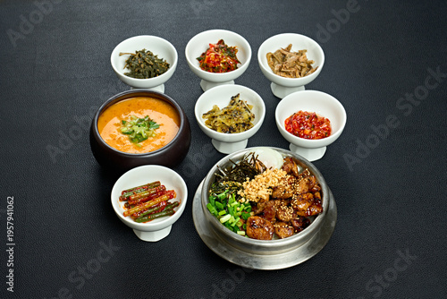 메뉴 사진 간장불고기 솥밥을 비지찌개 그리고 기본 제공되는 반찬과 함께 촬영한 모습