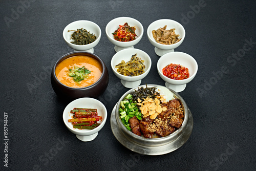 메뉴 사진 간장불고기 솥밥을 비지찌개 그리고 기본 제공되는 반찬과 함께 촬영한 모습