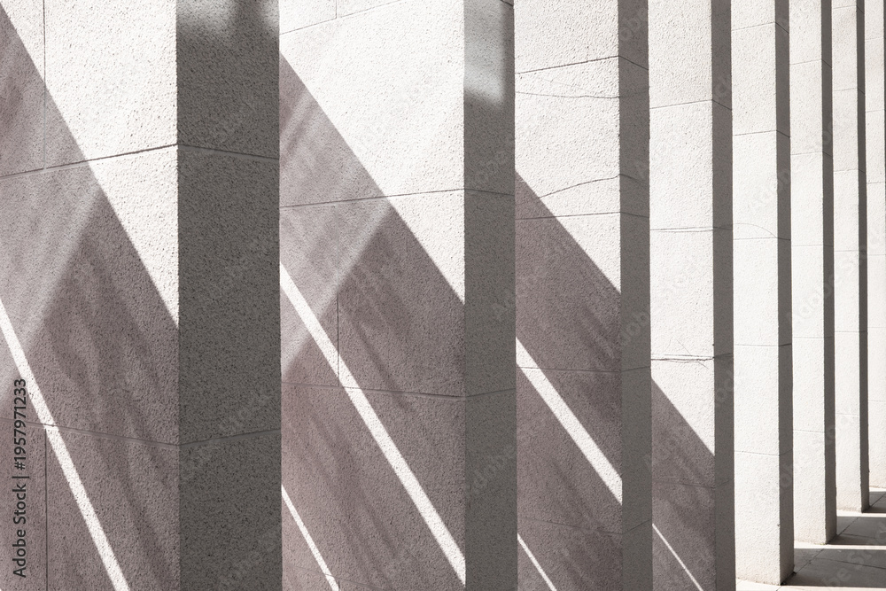 Obraz premium Concrete column array with geometric light and shadow composition in modern architecture