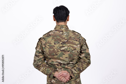 Foto Back view of a soldier standing on a white background