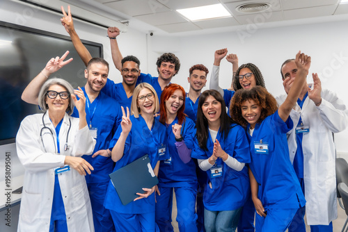 Foto Medical team celebrating success and triumph in hospital