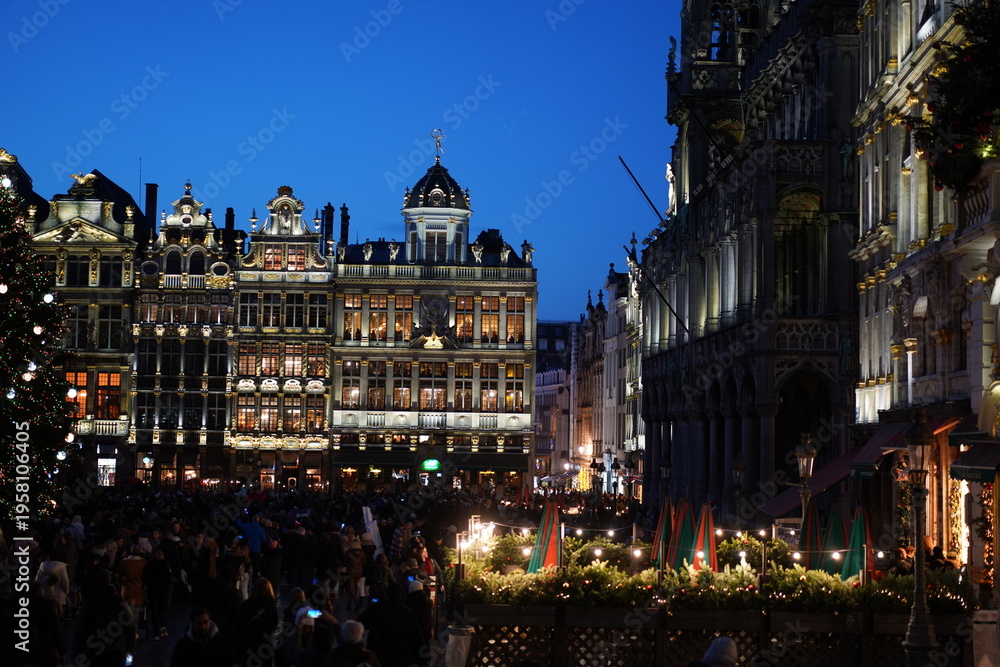 Obraz premium Grand Place Brussels at Night with Illuminated Historic Architecture