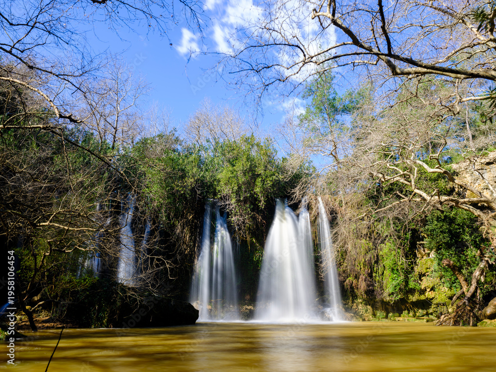 Naklejka premium stunning natural waterfall cascading over rocks in a forest