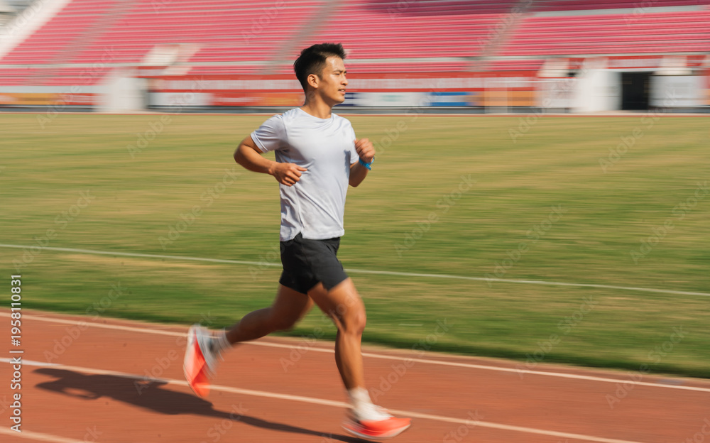 Obraz premium An athlete is seen running on the track during his training session showcasing dedication