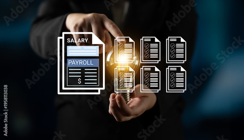 Foto A business professional presents a light bulb while surrounded by payroll and salary documents, illustrating innovative ideas in financial management and strategic solutions for enterprises