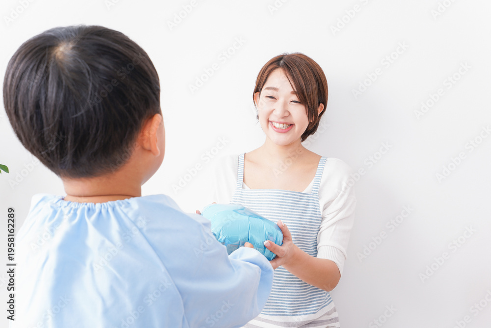 Obraz premium お母さんにハートを渡す男の子