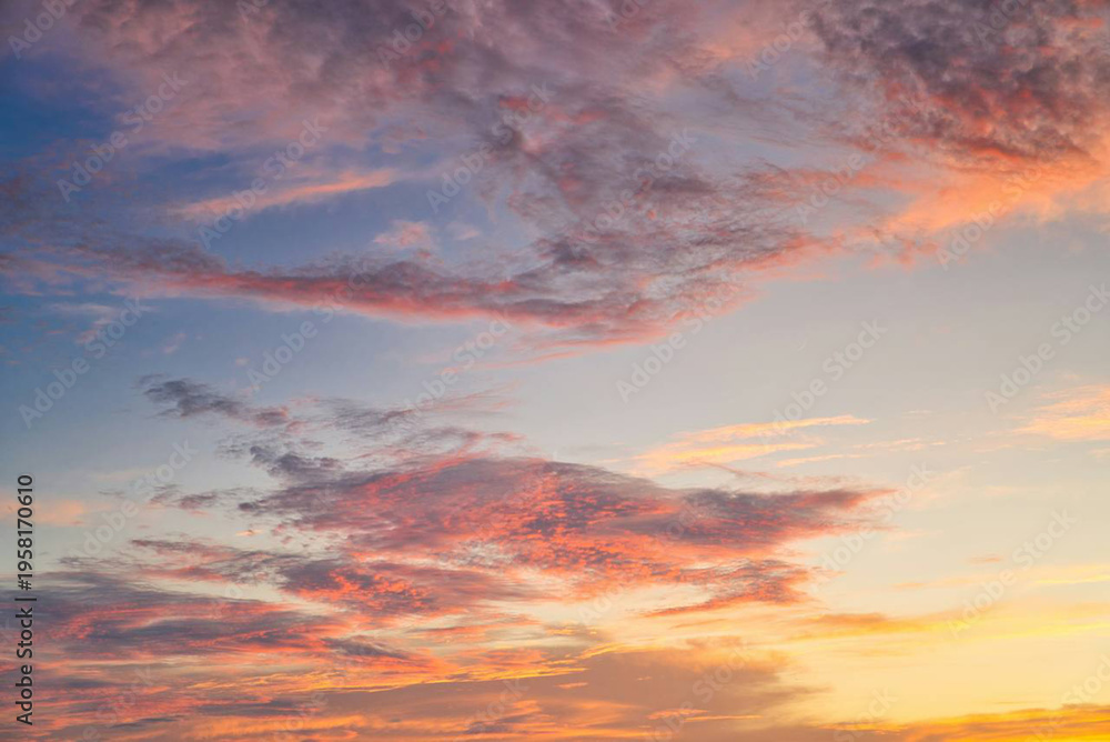 Fototapeta premium Vibrant Sunset Sky with Colorful Orange and Pink Clouds at Dusk