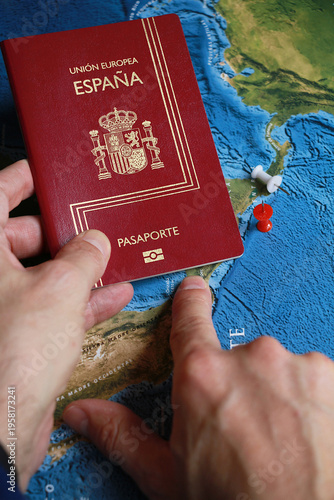 Fotografie Dedo señalando mapa e indicando destino con pasaporte para viaje al extranjero