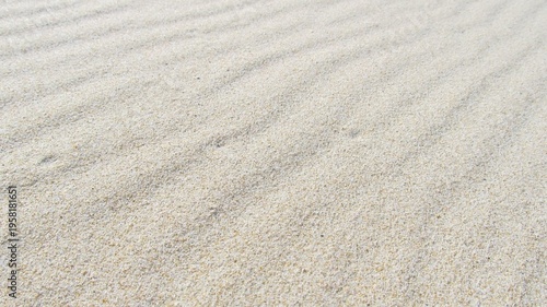 Foto Texture de sable blanc fin avec des ondulations naturelles créées par le vent
