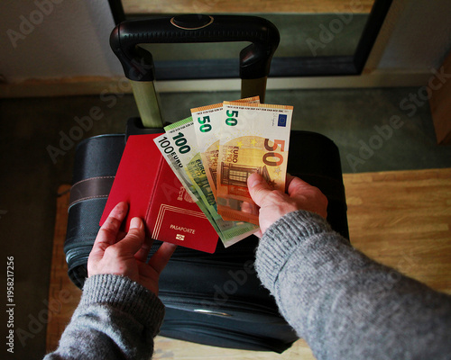 Foto Dinero en billetes de euro y pago por pasaporte en viaje con maleta y visado a e