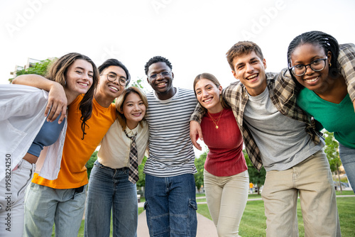 Foto A diverse and lively group of friends enjoying a wonderful day spent outdoors to