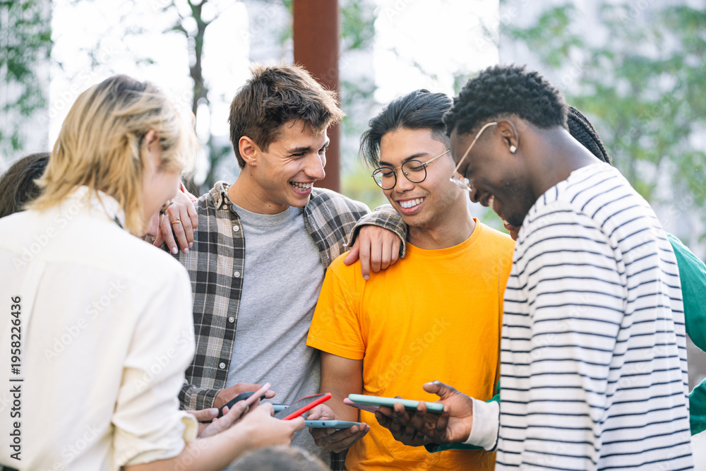 Obraz premium A group of friends joyfully embracing and enjoying the wonders of technology together in the park