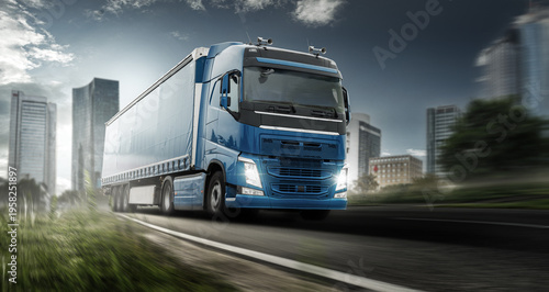 LKW auf einer Straße im Hintergrund eine Stadt