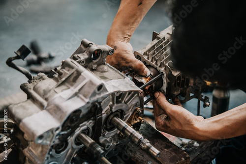Foto Motorcycle Engine Rebuild ,  Aligning Piston with Connecting Rod and Cylinder St