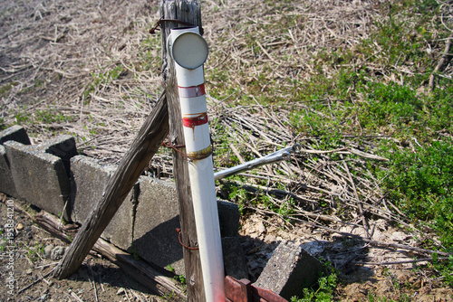 Slika na platnu White plastic pole with reflector tied to wood
