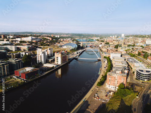 Fotografie Newcastle upon Tyne: 9th August 2025: Buildings line the Newcastle Quayside at dawn