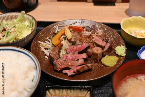 Photography 能登牛ステーキと野菜が並ぶ和食の定食
Traditional Japanese set meal featuring Noto beef steak and v