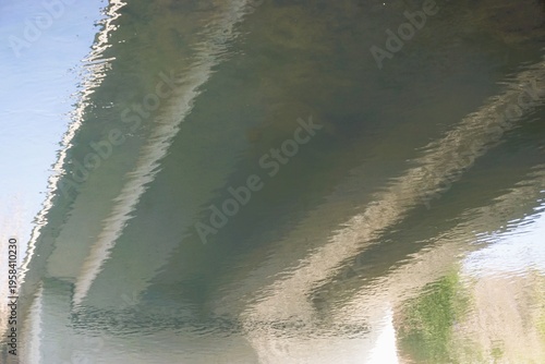 Canvastavla Abstraktes Motiv mit Spiegelung von Betonbrücke auf Flusswasser mit kleinem Well