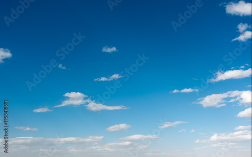 Foto white, cottony clouds covering the horizon in the clear blue sky