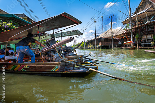 Canvastavla Auf dem Damnoen Saduk Floating Markt in Thailand rangiert ein Mann sein mit eine