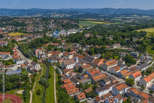 Die niederbayerische Kreisstadt Bogen in der Region Donau-Wald aus der Vogelperspektive