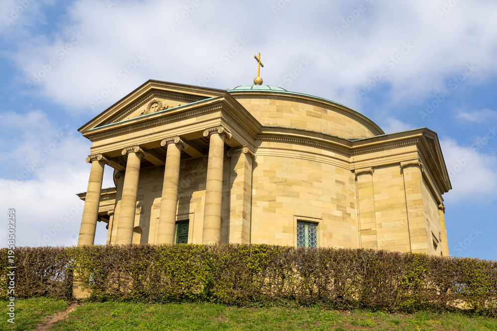 Fototapeta premium Grabkapelle auf dem Württemberg. Die Grabkapelle in Stuttgart-Rotenberg wurde vom württembergischen König Wilhelm I. für seine jung verstorbene, aus Russland stammende Gemahlin Katharina erbaut